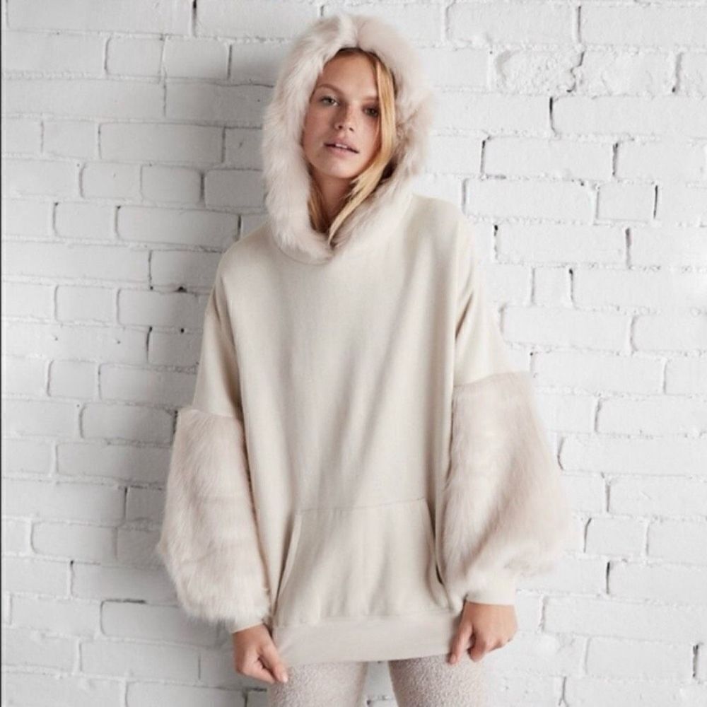 Express Faux Fur Hooded Sweatshirt Women XS Cream Pocket Oversized‎ Cozy Comfy